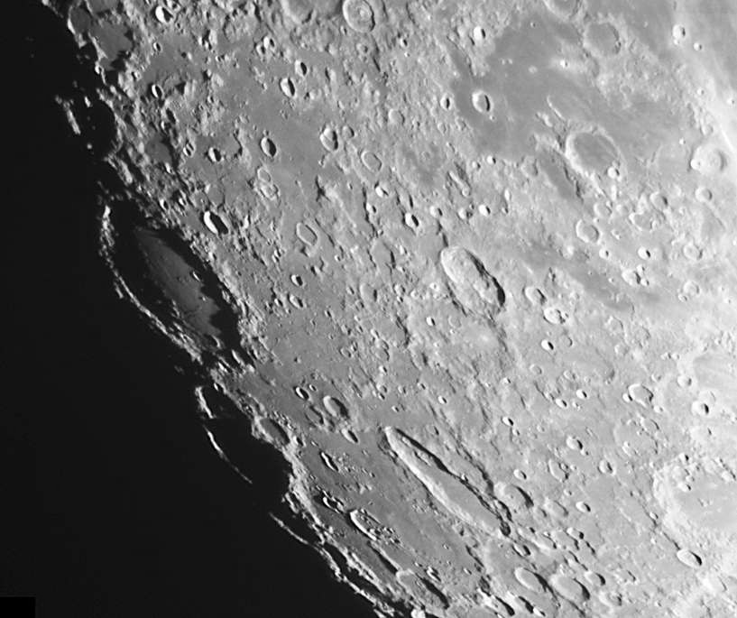Moon 220403 Mond04